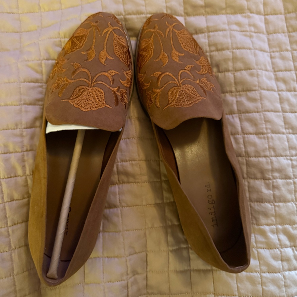 Indigo Women's Floral Embroidered Brown Loafers News no tags